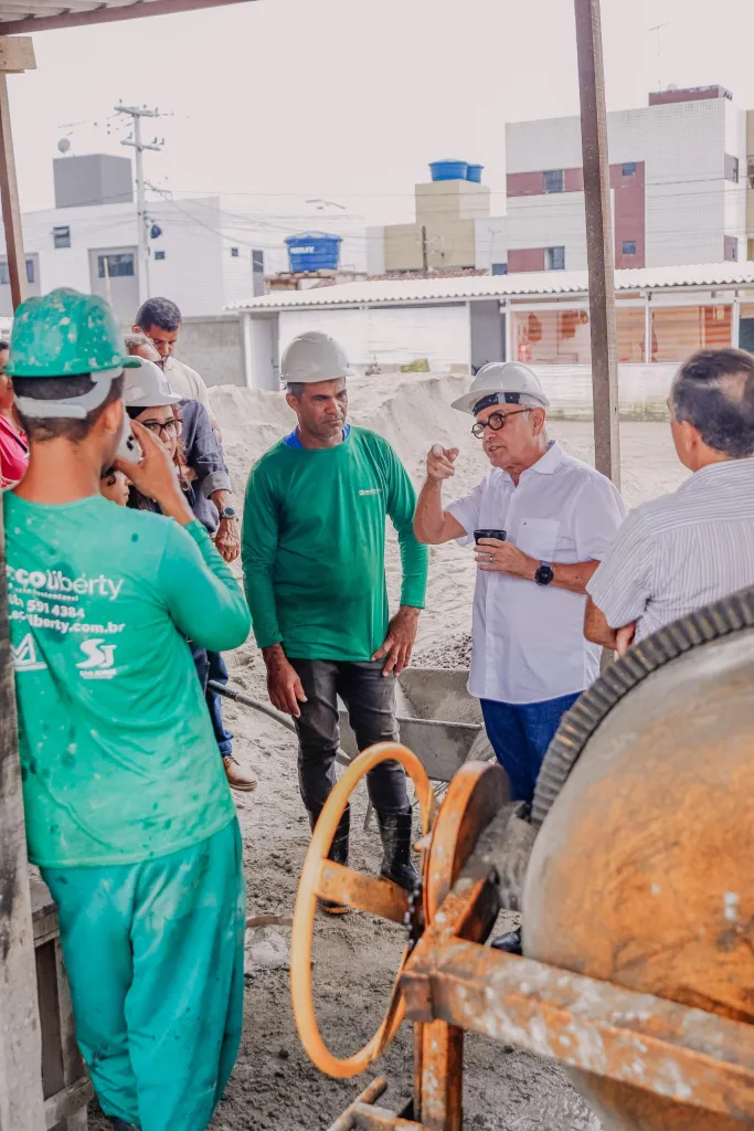 Prefeito inspeciona obras de uma das 13 unidades de ensino construídas do zero, em parceria com o FNDE