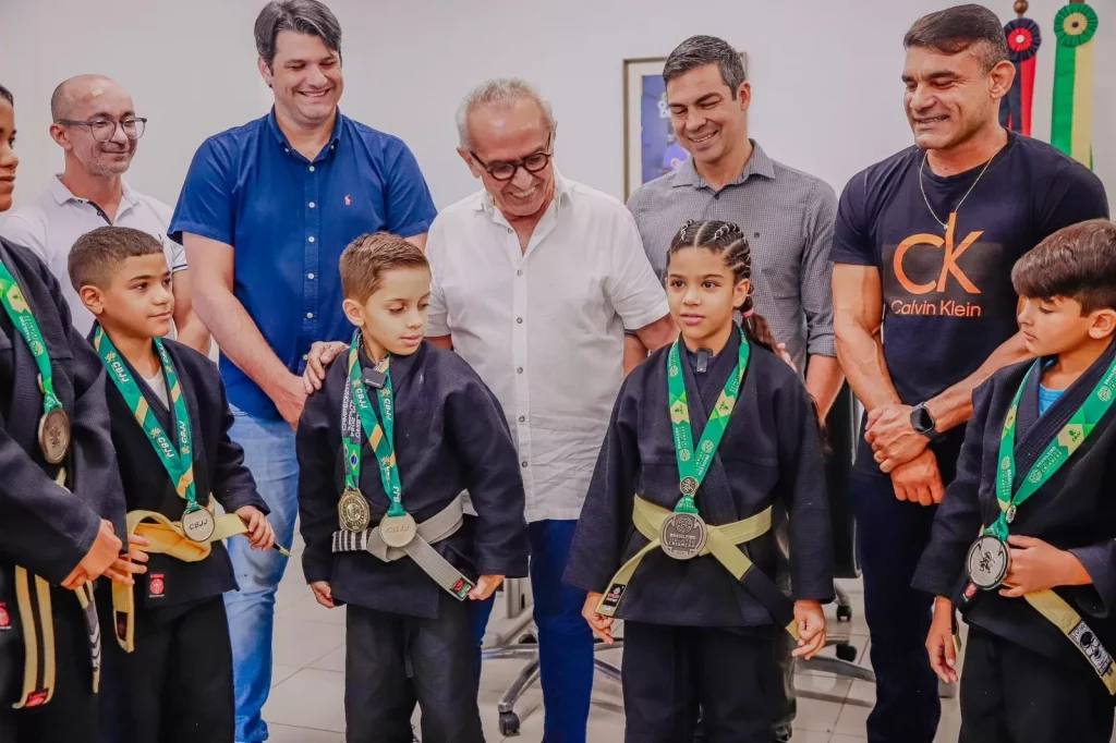 Prefeito recebe atletas do Campeões do Amanhã medalhistas no Brasileiro de Jiu-Jitsu e celebra conquistas do projeto Prefeito recebe atletas do Campeões do Amanhã medalhistas no Brasileiro de Jiu-Jitsu e celebra conquistas do projeto