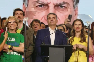 Contexto da campanha de Flávio Bolsonaro mostra adaptação ao tempo de TV reduzido