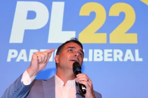 Flávio Bolsonaro busca aliança de direita para bloquear novo mandato do PT