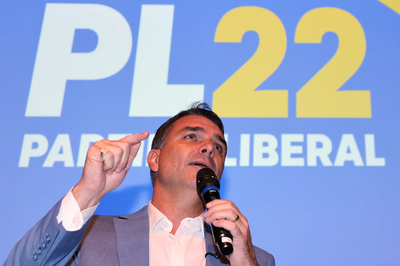Flávio Bolsonaro busca aliança de direita para bloquear novo mandato do PT