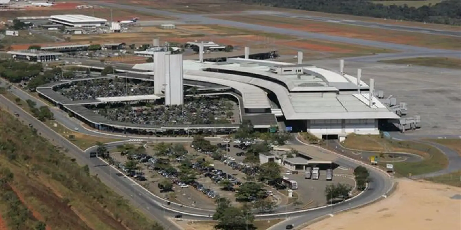 BH: Aeroporto de Confins suspende operações por problema na pista BH: Aeroporto de Confins suspende operações por problema na pista