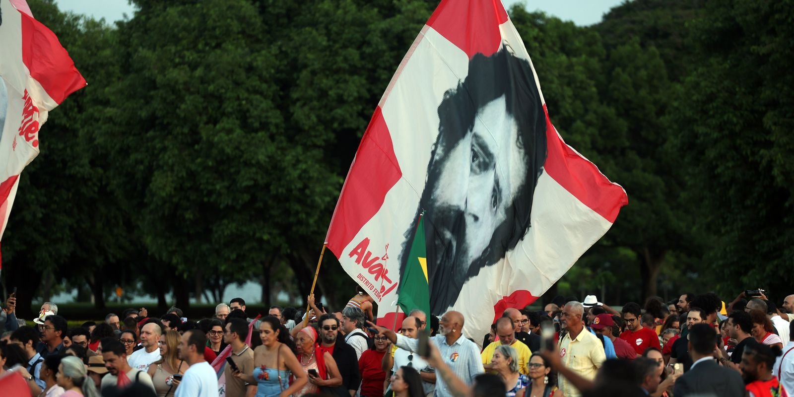 Lula e eleitores idosos se emocionam em “festa de aniversário” Lula e eleitores idosos se emocionam em “festa de aniversário”