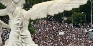 Habitação: Espanha antecipa eleições; sindicatos chamam à greve geral