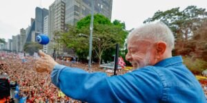 Ato pela reeleição de Lula leva milhares à Avenida Paulista