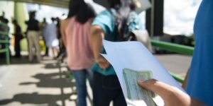 Eleições 2026: camiseta, adesivo, bandeira: o que pode usar para votar