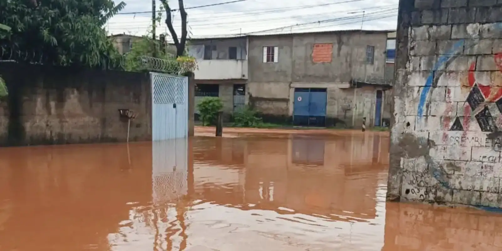 Bombeiros encontram corpo de mulher levada por correnteza Bombeiros encontram corpo de mulher levada por correnteza