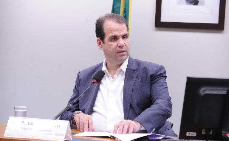 Projeto torna obrigatório indicar a cor de roupa na etiqueta para auxiliar daltônicos