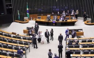 Reeleição de Lula e viagem de Flávio Bolsonaro aos EUA repercutem no Plenário