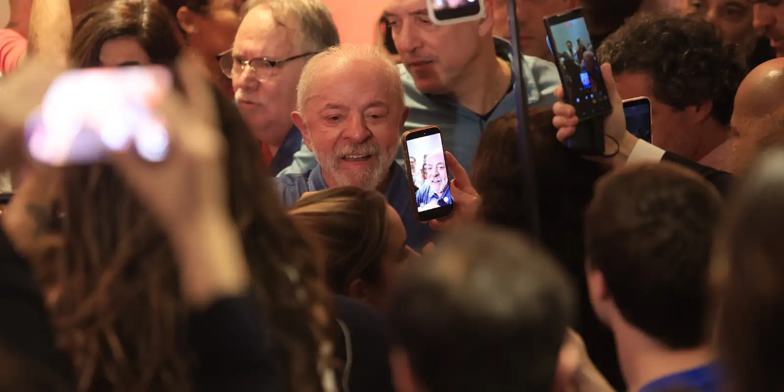 Lula agradece votos e diz que teve de vencer intromissão vinda de fora Lula agradece votos e diz que teve de vencer intromissão vinda de fora