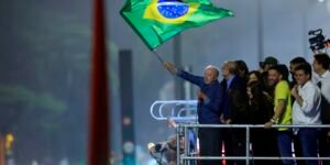 Em festa da vitória, Lula pede que público cante Hino da Independência Em festa da vitória, Lula pede que público cante Hino da Independência