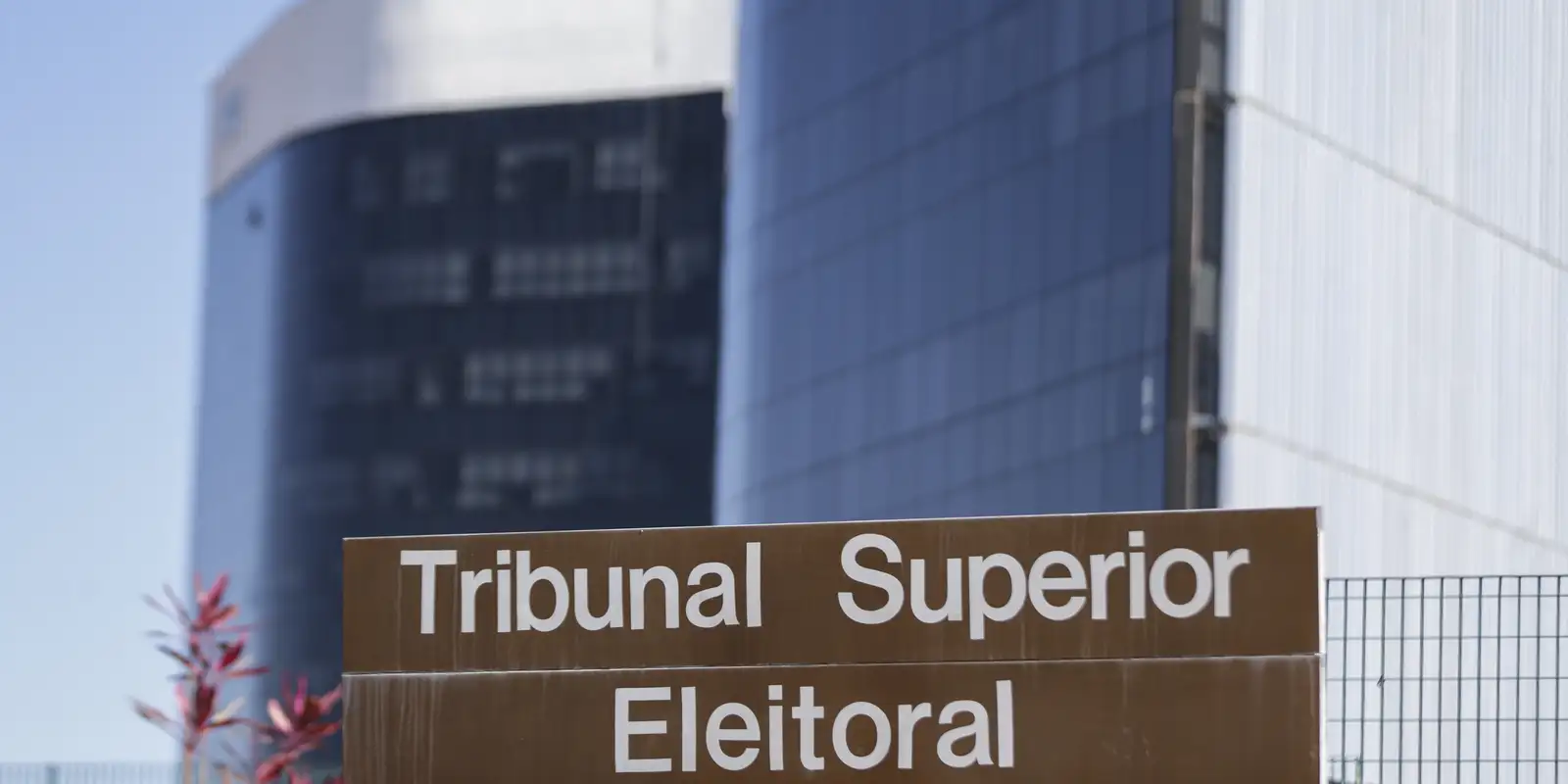 TSE barra anúncios de Lula acusando Flávio de ser contra escala 6×1 TSE barra anúncios de Lula acusando Flávio de ser contra escala 6×1
