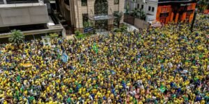 Campanha de Flávio Bolsonaro realiza manifestação na Paulista Campanha de Flávio Bolsonaro realiza manifestação na Paulista