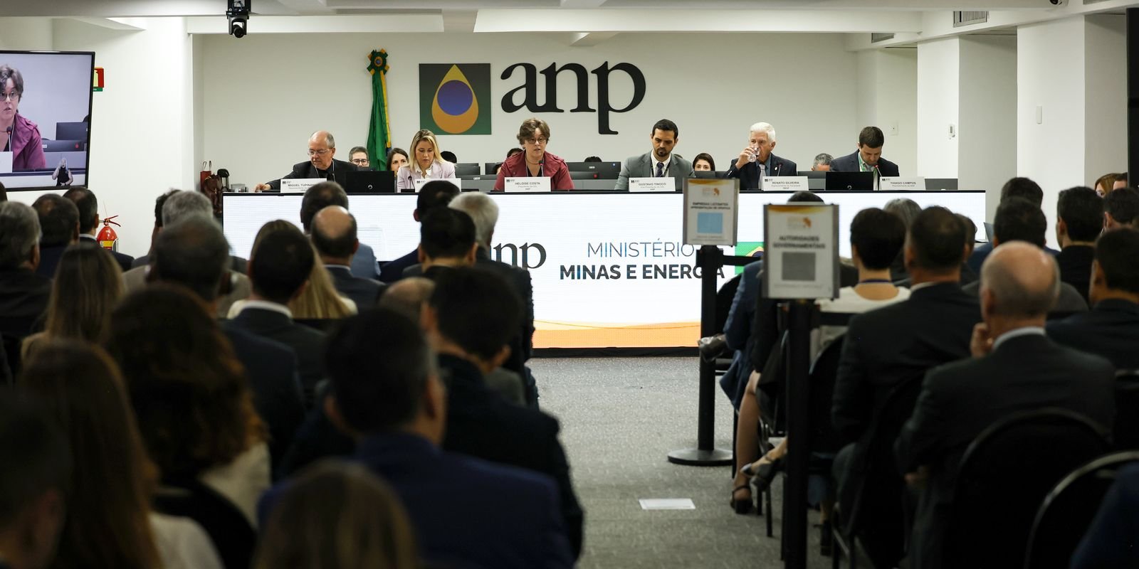 Leilão da ANP arrecada R$ 3 bilhões com a venda de 49 blocos Leilão da ANP arrecada R$ 3 bilhões com a venda de 49 blocos