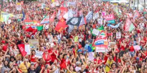 Milhares ocupam Copacabana em ato pela democracia e em apoio a Lula Milhares ocupam Copacabana em ato pela democracia e em apoio a Lula